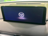 【10.25インチマツダコネクト】車内の雰囲気にマッチした大型ディスプレイ。スマホ接続でのナビ使用やBluetooth再生等、様々な機能が楽しめます。直感的なダイヤル操作が可能で、使い勝手も良好です。