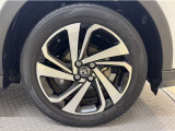 アルミホイール付き!「純正」なので車のデザインともマッチしています。