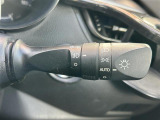 【オートライト(AUTO)】外の明るさをシステムが感知して、自動でヘッドライトが点灯します!ヘッドライトをつけ忘れを防ぐ便利機能です。
