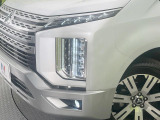 【LEDヘッドライト】悪天候や夜間走行時も良好な視界を確保し安心して運転できる高輝度LEDヘッドライトを装備!点灯速度が早く、消費電力も抑えられています。
