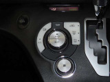 【オートエアコン】一度お好みの温度に設定すれば、車内の温度を検知し風量や温度を自動で調整してくれます。