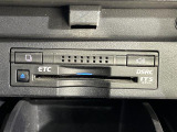 【ETC】有料道路を利用する際に料金所で停止することなく通過できる、ETC車載器(ノンストップ自動料金収受システム機器)が装備されています。セットアップを行うことで利用可能になります。