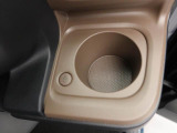カップホルダーは運転席や助手席からちょうど手の届く位置です!!