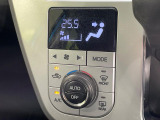 【オートエアコン】一度お好みの温度に設定すれば、車内の温度を検知し風量や温度を自動で調整。暑い&hellip;寒い&hellip;と何度もスイッチ操作をする必要はありません。快適な車内空間には必須の機能ですね♪