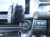 プッシュスタートのボタンがとても運転席から見やすい位置にあります。ドライバーから見えにくいところにあるクルマが多いんですよね。それだけでイライラしちゃう。このクルマなら解決です!