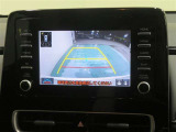 車両後方の映像を映すバックモニター。進路を確認しながら安全に車庫入れできます。