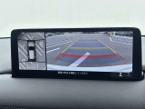 360&deg;ビューモニターでは、両サイドとフロント、バックカメラの合成で、あたかも上空から見下ろした様に周囲を確認して頂けます。駐車場だけでなく、T字路等でも活躍のアイテムです!