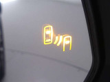 隣車線を走る車両をレーダーで検知し、ドアミラーでは確認しにくい後側方エリアに存在する車両に加え、急接近してくる車両も検知します。車両を検知するとドアミラーに搭載されたLEDインジケーターが点灯します。