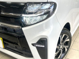 【LEDヘッドライト】悪天候や夜間走行時も良好な視界を確保し安心して運転できる高輝度LEDヘッドライトを装備!点灯速度が早く、消費電力も抑えられています。