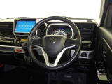 運転席まわりです。 各操作スイッチは使いやすい位置に配置されてます。