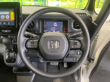インテリアに合わせたデザインのステアリングは、運転される方のことも考え、運転しやすい形状、大きさです。是非一度、実際に触ってお確かめください。