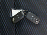 電子キーをポケットやカバンに入れているだけで、ドアの開錠・施錠が行えます。荷物を抱えていてもラクラク開閉です。エンジン始動も行えます。