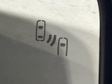 【ブラインドスポットモニター】走行中、ドアミラーの死角になりやすい箇所に後続車が接近するとサイドミラーのレンズに警告を表示!ドライバーに注意喚起をしてくれます。