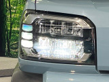 【LEDヘッドライト】悪天候や夜間走行時も良好な視界を確保し安心して運転できる高輝度LEDヘッドライトを装備!点灯速度が早く、消費電力も抑えられています。