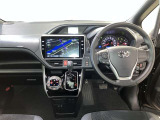 運転席周りのレイアウトをご覧ください。ナビゲーションが綺麗に装着されスッキリ収まってますね!操作スイッチも手が届きやすくわかりやすいです!