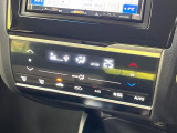 【オートエアコン】一度お好みの温度に設定すれば、車内の温度を検知し風量や温度を自動で調整。暑い&hellip;寒い&hellip;と何度もスイッチ操作をする必要はありません。快適な車内空間には必須の機能ですね♪