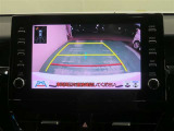 車両後方の映像を映すバックモニター。進路を確認しながら安全に車庫入れできます。