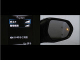 隣車線を走る車両をレーダーで検知し、ドアミラーでは確認しにくい後側方エリアに存在する車両に加え、急接近してくる車両も検知します。車両を検知するとドアミラーに搭載されたLEDインジケーターが点灯します。