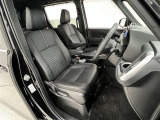 前席はセパレートタイプ!ひじ掛け付で長時間の運転に重宝します!シート位置が高めで乗り降りしやすい!前席はシートヒーター付で寒い季節にありがたい装備です!