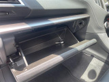 禁煙車 黒レザーシート 社外マフラー 純正ナビ Bluetooth フルセグTV バックカメラ プッシュスタート 前席シートヒーター ブラインドスポットモニター ETC 純正18インチアルミホイール