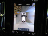 360&deg;カメラ付きで車庫入れや縦列駐車の際、周囲の状況を一目で確認できます。