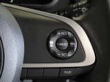 アダプティブクルーズコントロール機能付きです。走行中に先行車の様子を検知しながら、設定した車速の範囲内で先行車との距離のキープを支援します。詳細は販売店スタッフまでおたずねください。