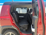 大切な友人を招きたくなる、落ち着きのある快適な後部座席です。A calm and cozy rear seat perfect for your friends.