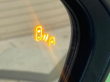 【ブラインドスポットモニター】走行中、ドアミラーの死角になりやすい箇所に後続車が接近するとサイドミラーのレンズに警告を表示!ドライバーに注意喚起をしてくれます。