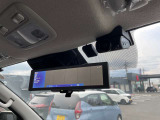 車両後方のカメラ映像を映し出し、車内の状況や、天候などに影響されずいつでもクリアな後方視界が得られるインテリジェントル-ムミラ-が装備されております。