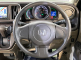 インテリアに合わせたデザインのステアリングは、運転される方のことも考え、運転しやすい形状、大きさです。是非一度、実際に触ってお確かめください。