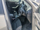 運転席にはドライバーの体型や好みに応じて前後方向だけでなく、高さの調整ができるシートリフターを装備!