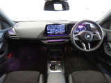 BMWでおなじみとなったカーブドディスプレイを採用するコックピット。iDriveコントローラーが姿を消し、フラットになったセンターコンソールなどが現行BMWであることを印象づける