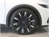 純正のアルミホイール装着車です。タイヤサイズは225/45R21です。