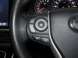 ステアリングスイッチ付きで、運転中に視線を前に向けたまま操作できます。