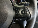 ステアリングには運転中でも簡単に操作できる各種スイッチついてます