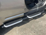 【フィックスドサイドステップ】ディーラーオプション￥266,530-車両への乗り降りを助け、ルーフへの荷物の積み込みを容易にします。オフロードスタイルを際立たせます。