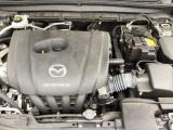 24Vマイルドハイブリッドで爽快な走りを実現する「e-SKYACTIV-G 2.0」。高効率エンジンと電動化技術の組み合わせにより、燃費性能とアイドリングストップ機能をさらに向上させました。