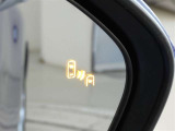 ブラインドスポットモニター装備。隣車線を走る車両を検知。ドアミラーでは確認しにくい後、側方エリアに存在する車両や急接近してくる車両も検知しドアミラーに搭載されたLEDインジケーターが点灯します。