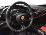 LED付カーボンファイバー製ドライバーゾーンを装着。エンジン回転数を光で知らせるLEDが、F1マシンのような高揚感を演出します。