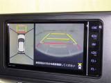 パノラミックビューモニターを装備。駐車場や交差点でクルマを真上から見るように周囲を確認できます。機能の詳細は販売店スタッフまでおたずねください。