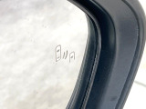 【ブラインドスポットモニター】走行中、ドアミラーの死角になりやすい箇所に後続車が接近するとサイドミラーのレンズに警告を表示!ドライバーに注意喚起をしてくれます。