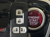 【Hondaスマートキー】カバンやポケットに入れたままでもドアの施錠・解錠が可能なスマートキーを装備。エンジンのオン・オフ時もカギを取り出す必要が無いからとっても便利です♪