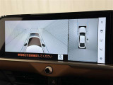 パノラミックビューモニターを装備。駐車場や交差点でクルマを真上から見るように周囲を確認できます。機能の詳細は販売店スタッフまでおたずねください。