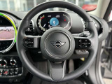 前方の車両を検知し、設定速度内で自動で加減速。渋滞や高速道路での運転負担を軽減し、安全かつ快適に車間距離を維持できます。