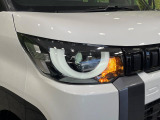 【LEDヘッドライト】悪天候や夜間走行時も良好な視界を確保し安心して運転できる高輝度LEDヘッドライトを装備!点灯速度が早く、消費電力も抑えられています。
