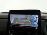 車庫入れの強い味方。後退時の死角をチェックするために便利です。