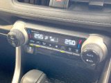 【オートエアコン】一度お好みの温度に設定すれば、車内の温度を検知し風量や温度を自動で調整。暑い&hellip;寒い&hellip;と何度もスイッチ操作をする必要はありません。快適な車内空間には必須の機能ですね♪
