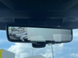 【スマートリヤビューミラー】後席の大きな荷物や同乗者で後方が確認しづらい時でも安心!カメラが撮影した車両後方の映像をルームミラー内に表示。クリアな視界で状況の確認が可能です!