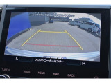 シフトレバーをリバースにすると連動してサイドカメラ映像&バックセンサーに切り替わります。スイッチ一つでフロントカメラへの切り替えも出来ます