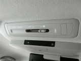 後部座席用にリヤクーラーが装備されています。暑い夏でも涼しい風で快適な空間が広がります。